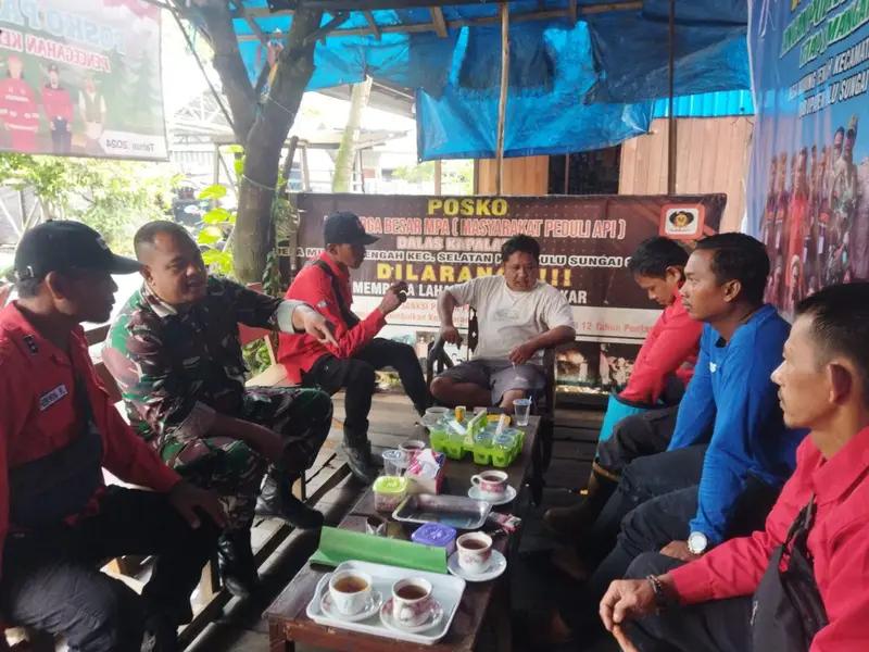 Babinsa Koramil 1003-08/Daha Selatan Laksanakan Komunikasi Sosial (Komsos) bersama Bhabinkamtibmas