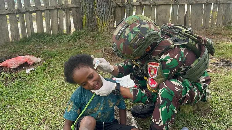 Personil Satgas Yonif 614/RJP Berikan Pelayanan Pengobatan Gratis kepada Masyarakat di Karubaga