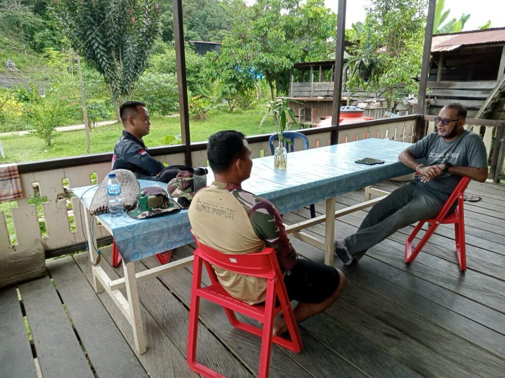 Anggota Satgas TMMD Wiltas Ke-123 Kodim 0912/Kubar Jalin Komunikasi Sosial Dengan Warga Kampung Laham