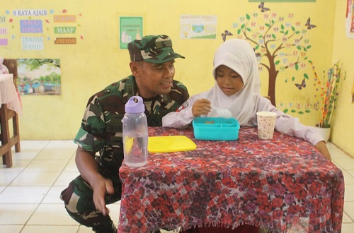 Hari Ini Di Wilayah Binaan Kodim 1009/Tanah Laut Dilaksanakan Uji Coba Makan Bergizi Gratisan Di UPTD SDN 1 Pabahanan