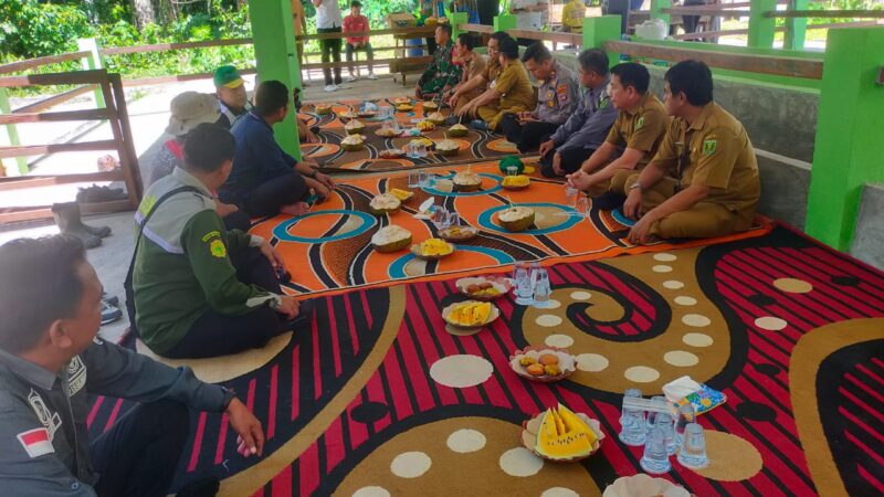 Perkuat Ketahanan Pangan, Babinsa Koramil 1008-01/Muara Uya Dukung Pengembangan Peternakan