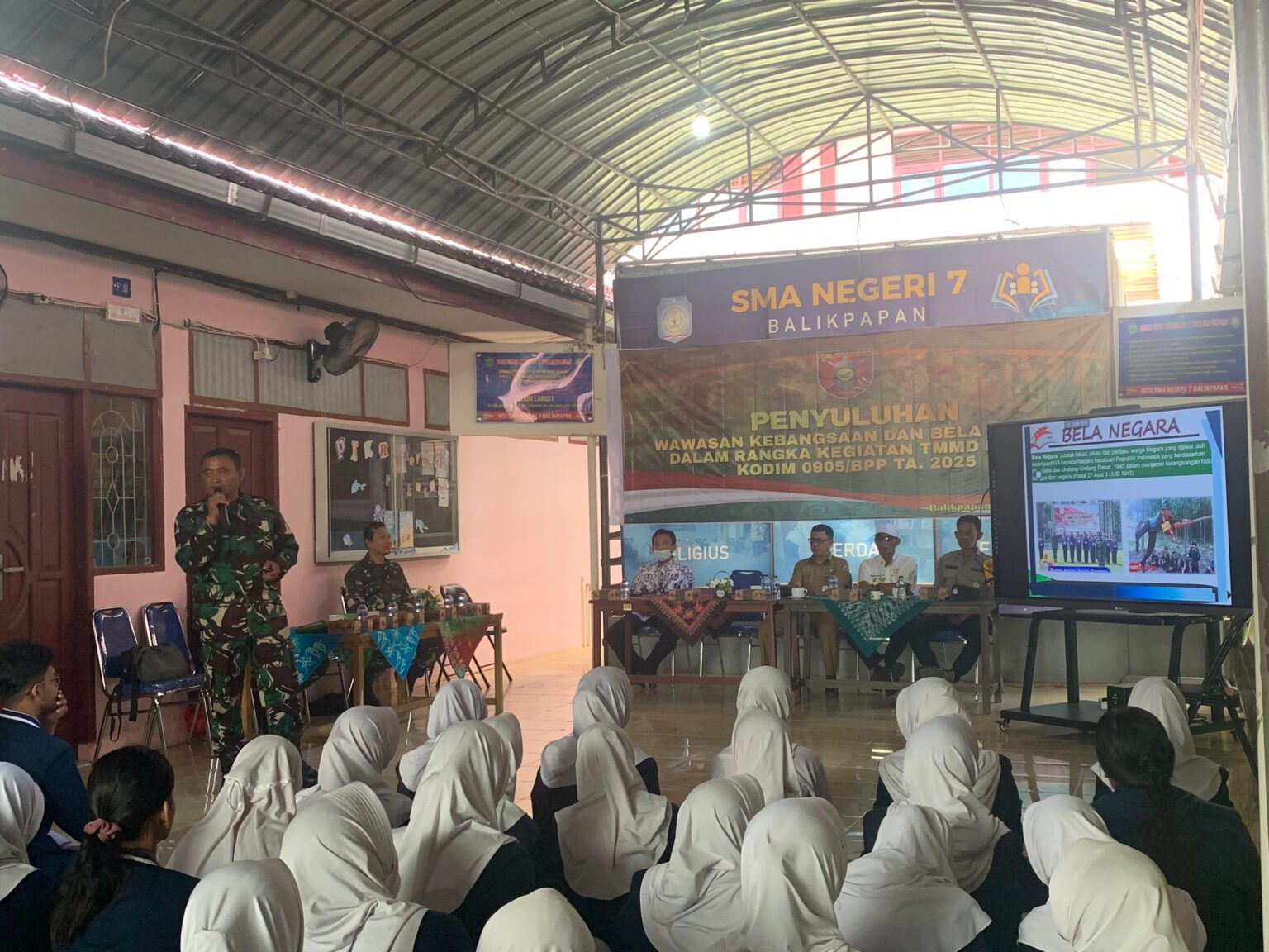 Siswa SMAN 7 Balikpapan Antusias Ikuti Sosialisasi Wawasan Kebangsaan dan Bela Negara dari Satgas TMMD 123 Kodim 0905/BPP