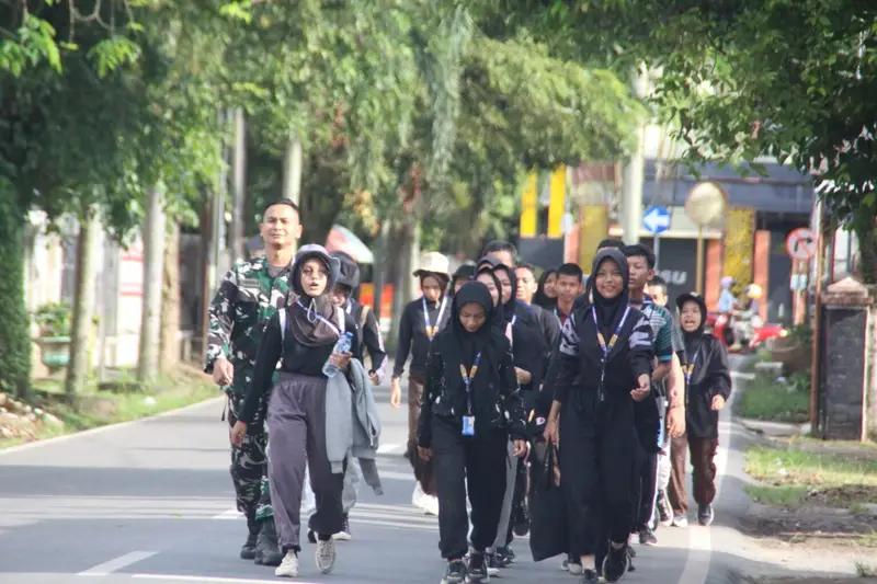Siswa SMK Negeri 2 Amuntai Menerima Pembekalan Terkait Dasar Kepemimpinan dari Kodim 1001/HSU-BLG