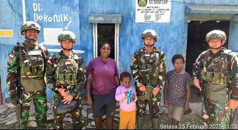 Senyum Bahagia saat Satgas Yonif 614/Raja Pandhita Datang Bagikan Sembako dan Bantu Perbaikan Solar Cell