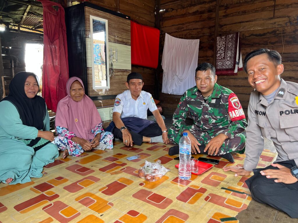 Babinsa dan Bhabinkamtibmas Bantu Pemerintah Lakukan Komsos dan Pendataan Warga Miskin