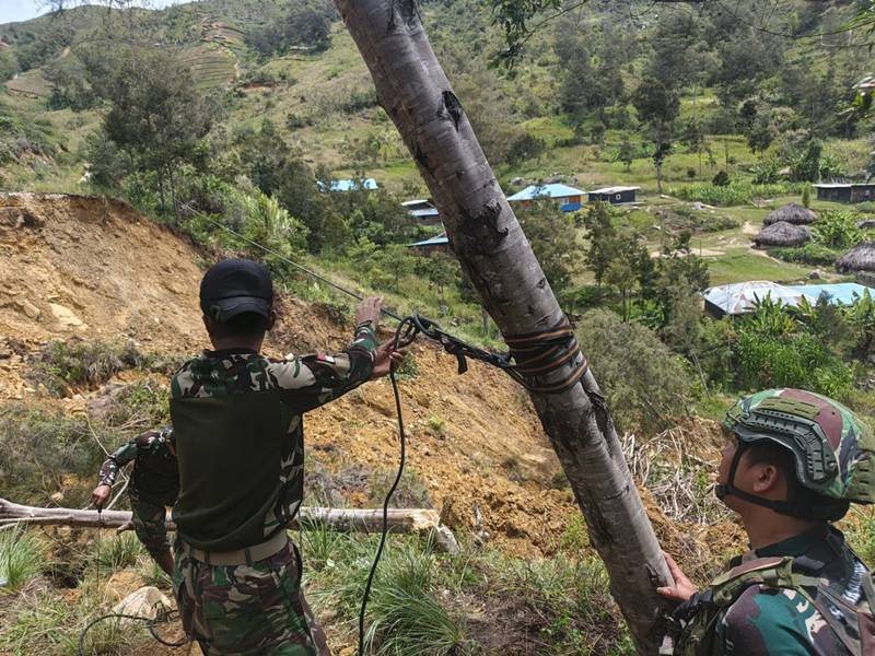 Pasca Longsor, Satgas Yonif 614/RJP Buka Jalur Logistik di Distrik Balingga