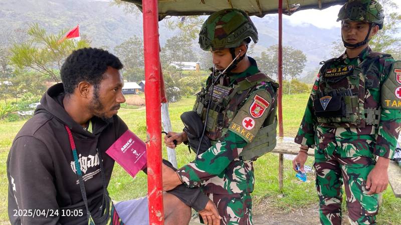 Pos Satgas Yonif 614/RJP Berikan Pelayanan Kesehatan untuk Masyarakat
