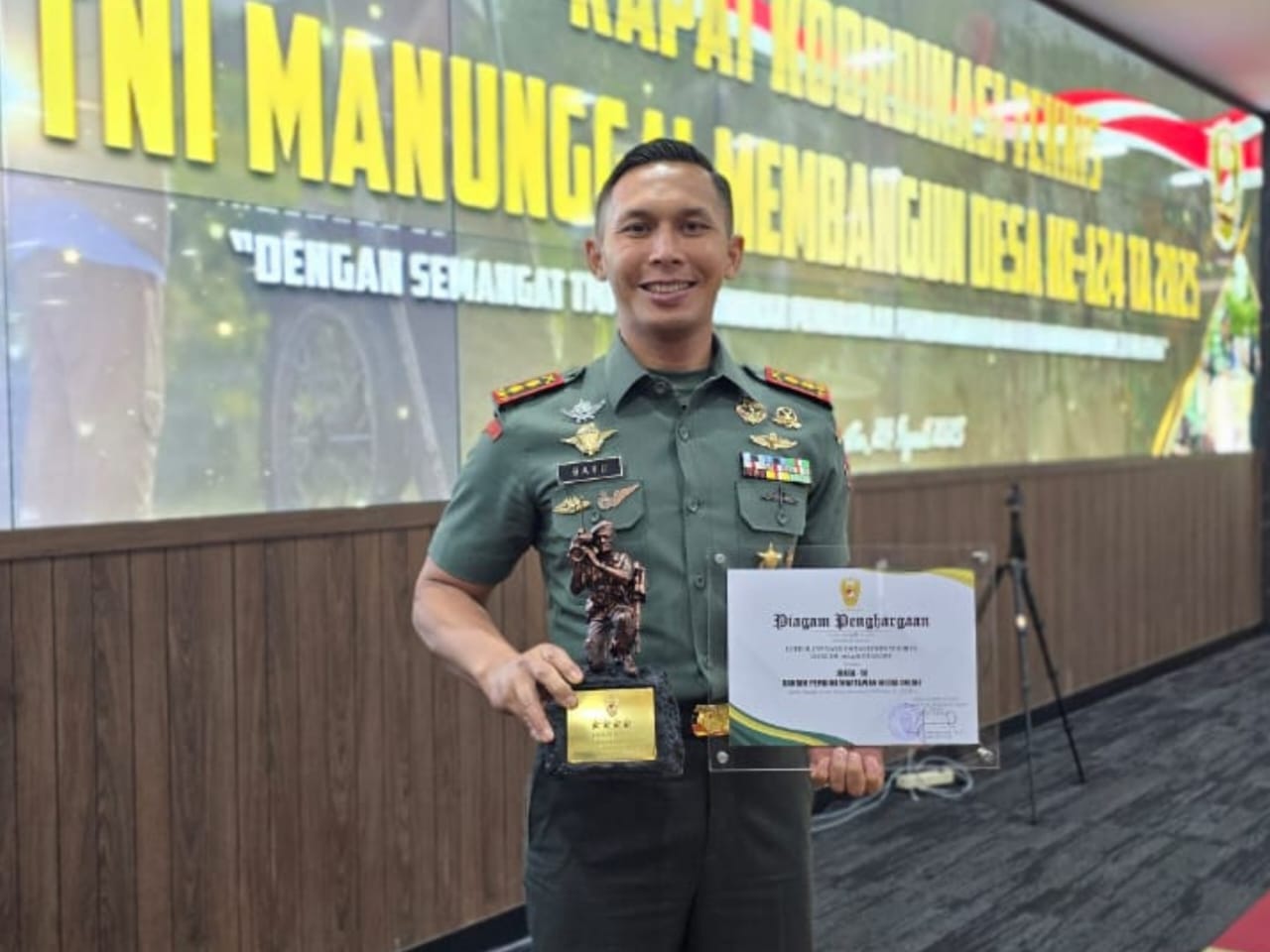 Dandim Kotabaru dan Wartawan Antaranews.com Raih Juara III Lomba Jurnalistik TMMD 2025