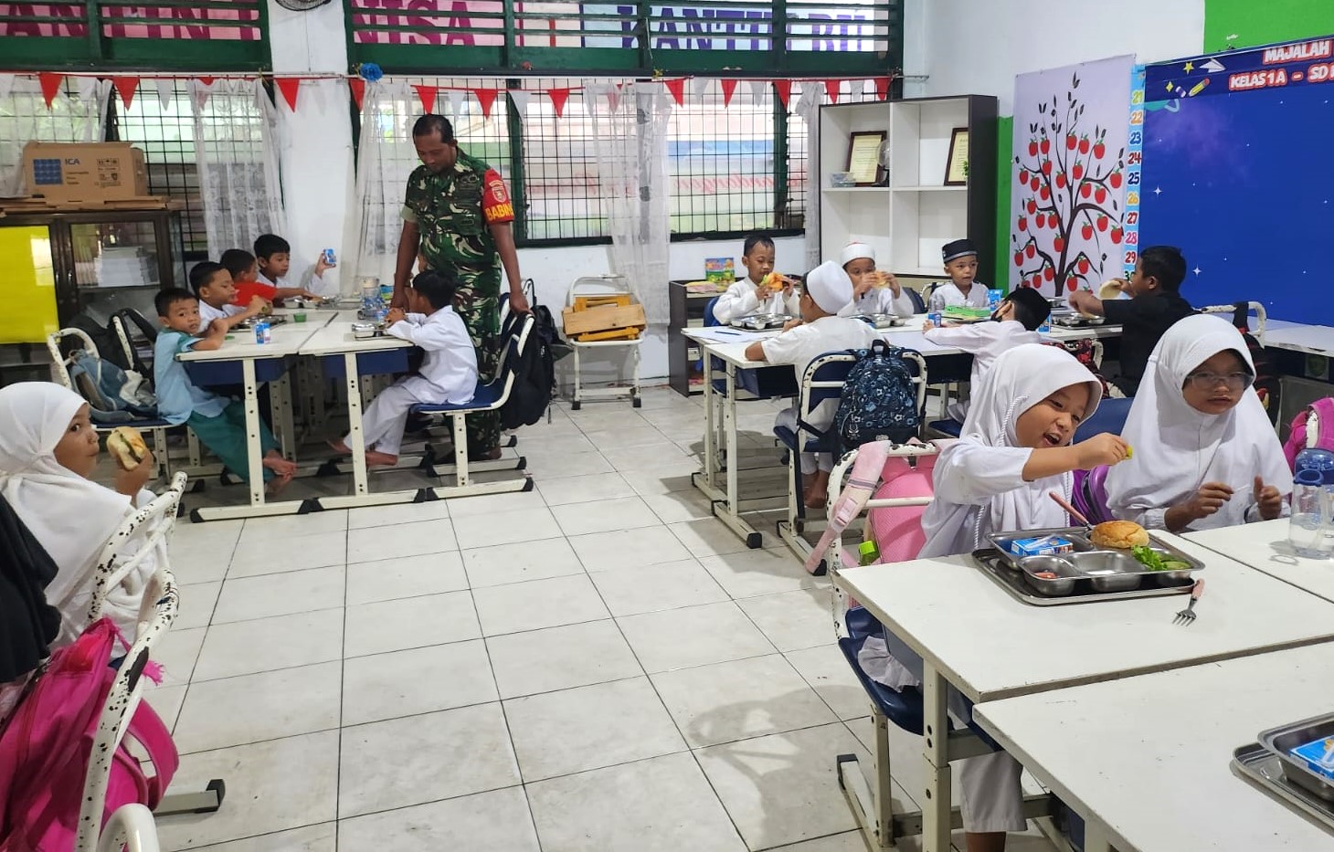 Babinsa Sukarame Lakukan Pendampingan Penyaluran MBG Pada Siswa SD