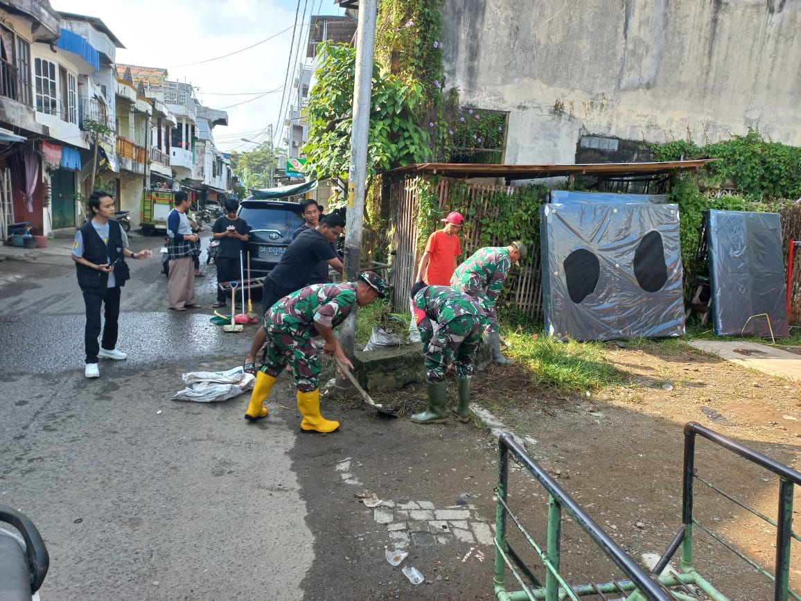 Peduli Lingkungan, Koramil Barabai Bersihkan Pasar dan Pemukiman Warga