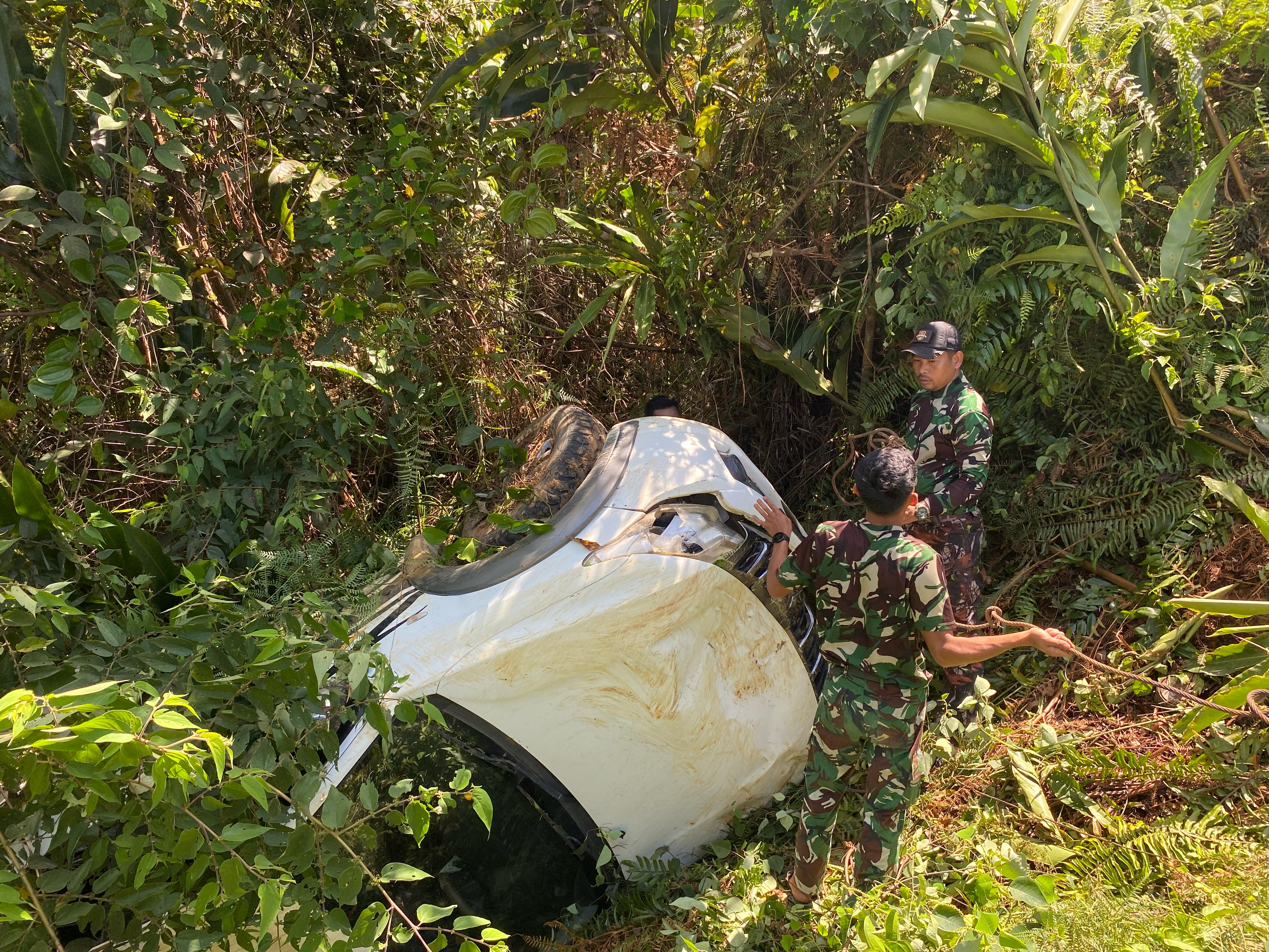 Satgas Pamtas RI-Malaysia Yonzipur 8/SMG Bantu Evakuasi Kecelakaan Mobil di Long Ampung, Malinau