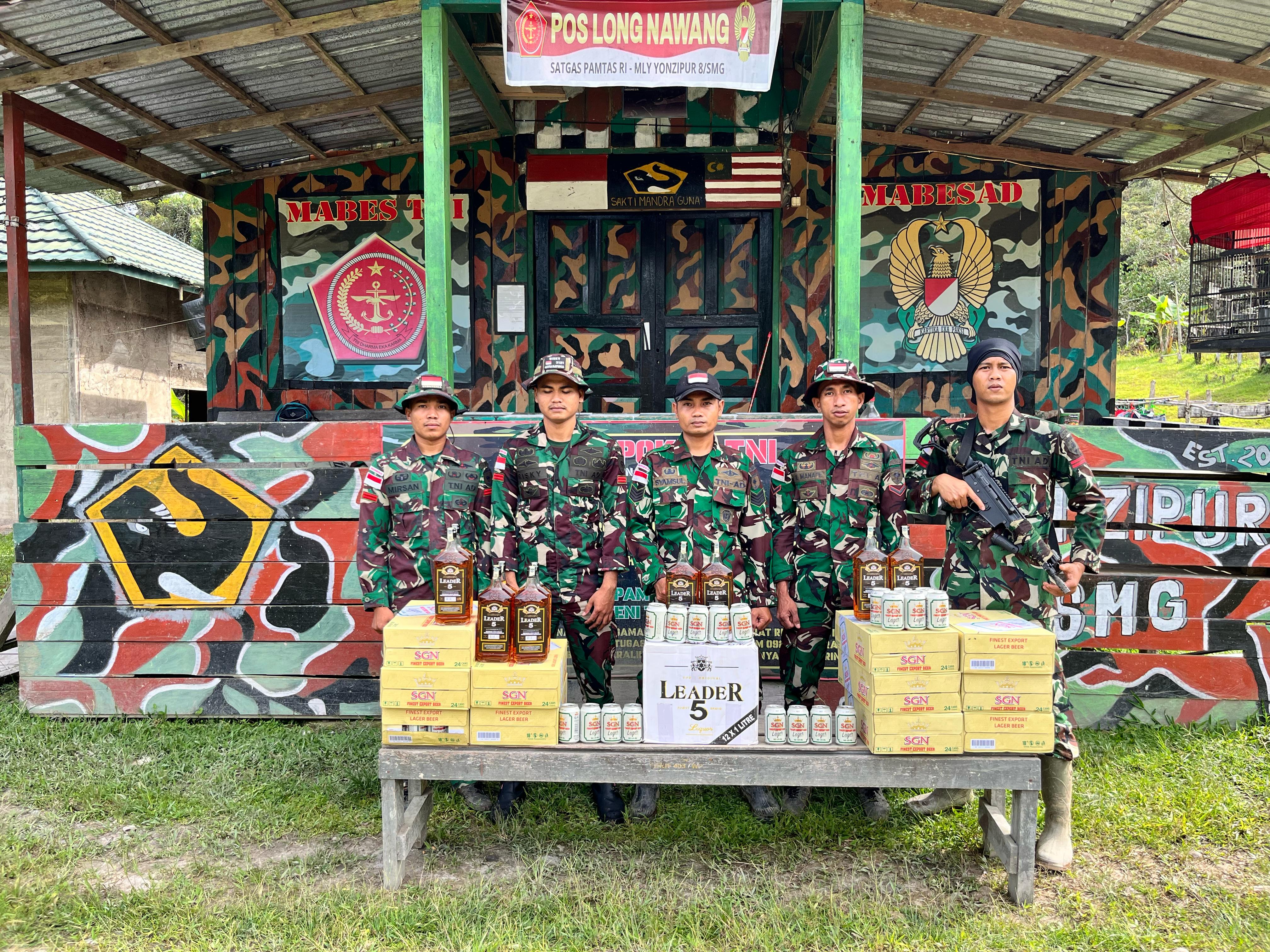 Satgas Pamtas RI-Malaysia Yonzipur 8/SMG Gagalkan Penyelundupan Miras di Long Nawang