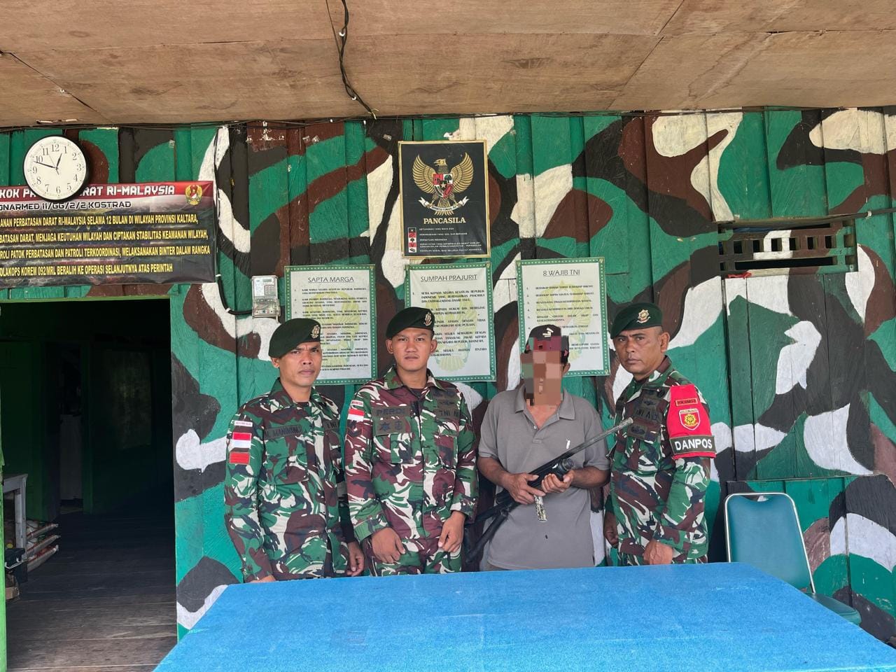 Warga Seimanggaris Serahkan Senjata Api Rakitan Secara Sukarela kepada Satgas Pamtas RI–MLY Yonarmed 11/GG Kostrad