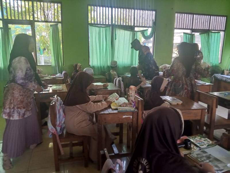 Ratusan Porsi Makanan Bergizi Disalurkan, Babinsa Koramil 1010-01/Bungur Lakukan Pendampingan