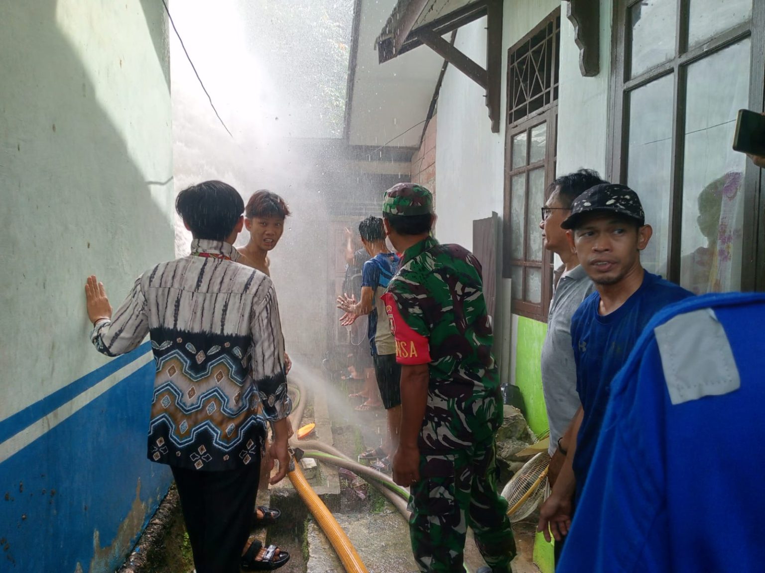 Respons Cepat Babinsa Koramil 1008-06/Banua Lawas Saat Kebakaran di Desa Pematang