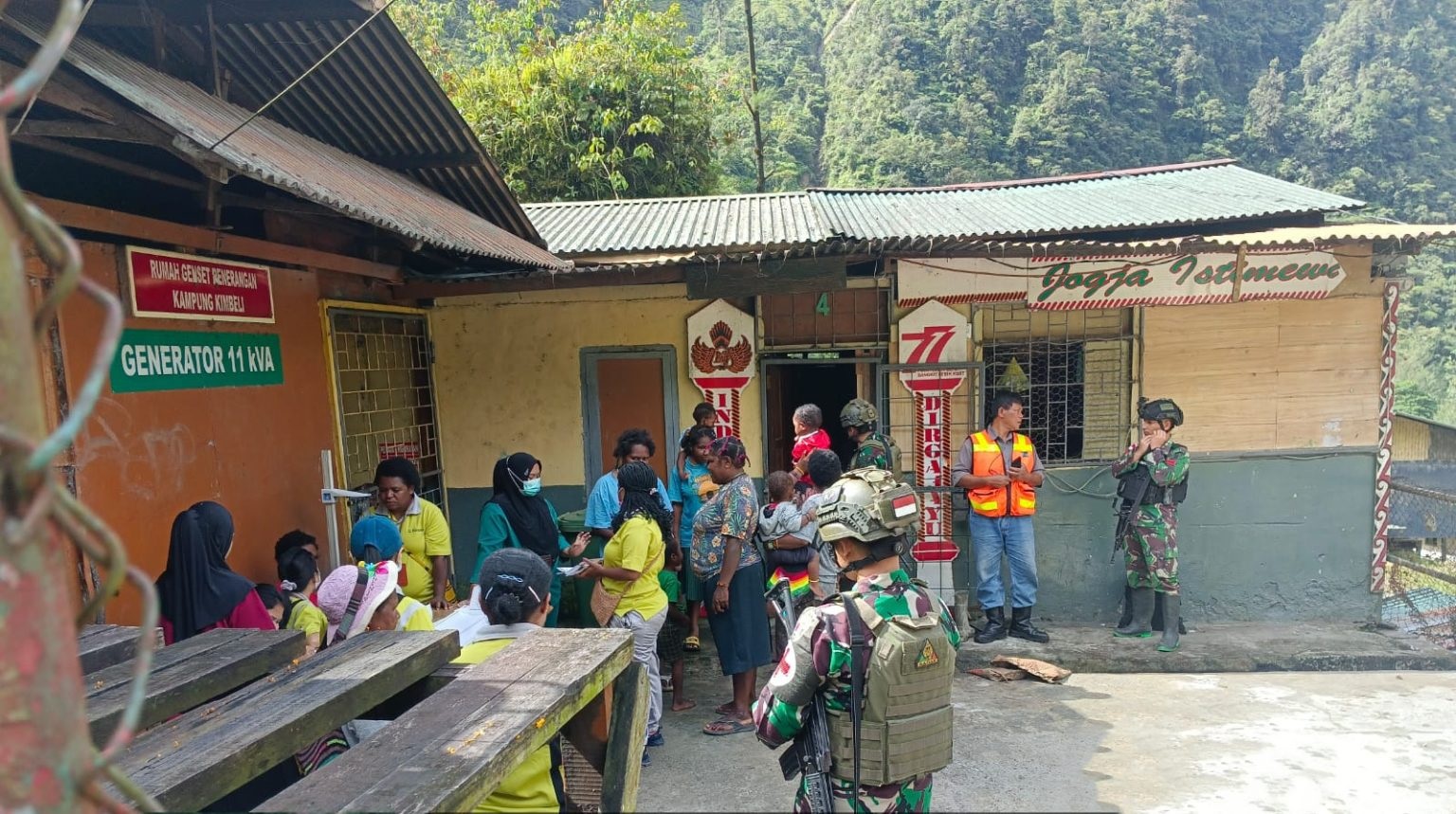 Jalin Kebersamaan, Satgas Yonif 611/Awang Long, Komsos Sekaligus Berbagi Makanan