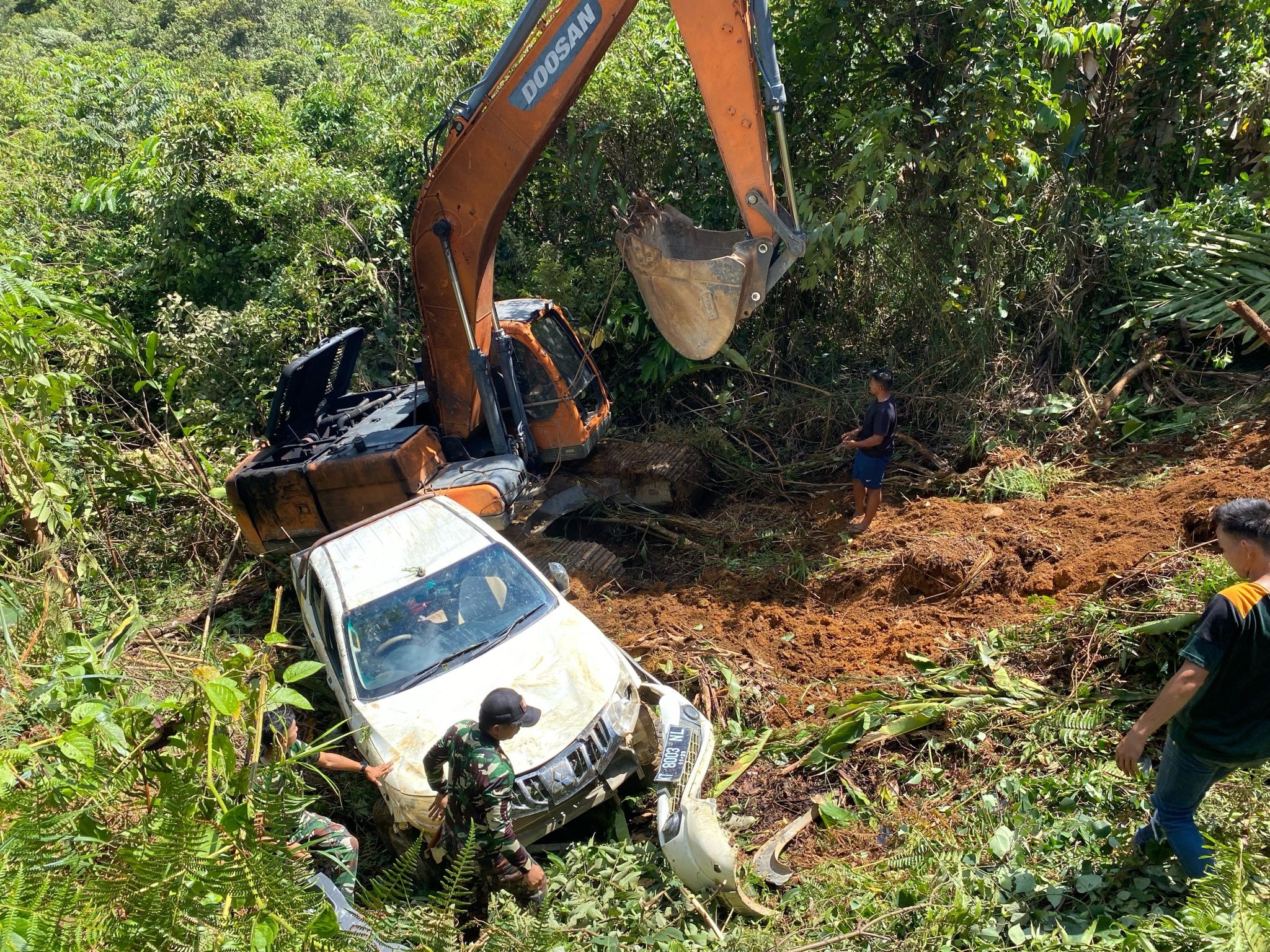 Satgas Pamtas RI-Malaysia Yonzipur 8/SMG Bantu Evakuasi Kecelakaan Mobil di Long Ampung, Malinau