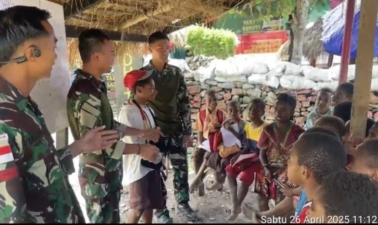Belajar Bersama dengan Satgas Yonif 614/RJP, Anak-Anak Semakin Bersemangat