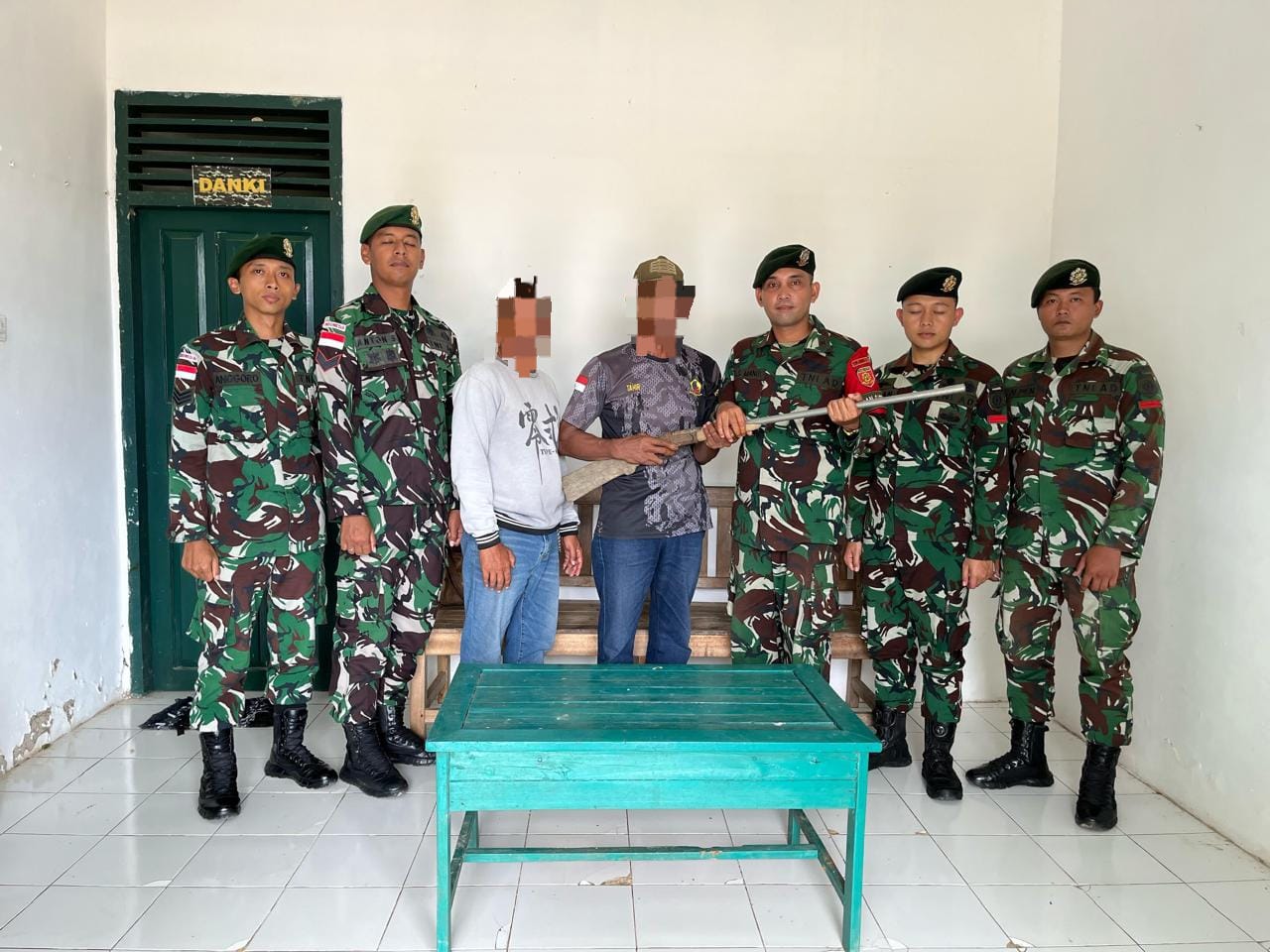 Warga Desa Pembeliangan Serahkan Secara Sukarela Senjata Api Rakitan kepada Satgas Pamtas RI–Malaysia