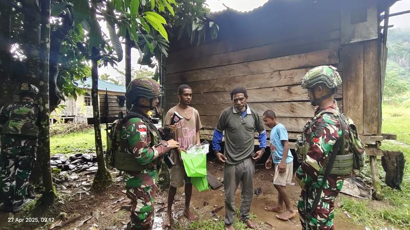 Anjangsana Satgas Yonif 614/RJP: Pakaian Layak Pakai untuk Warga Kampung Dabra