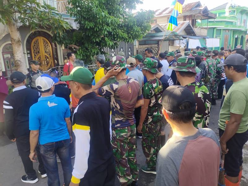 Ciptakan Pasar Yang Bersih Dan Sehat, Koramil Sungai Pandan Bersinergi Bersihkan Pasar Alabio