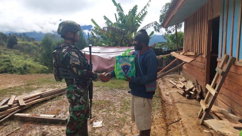 Personel Satgas Yonif 614/RJP Anjangsana ke Tokoh Masyarakat Kampung Ninabua