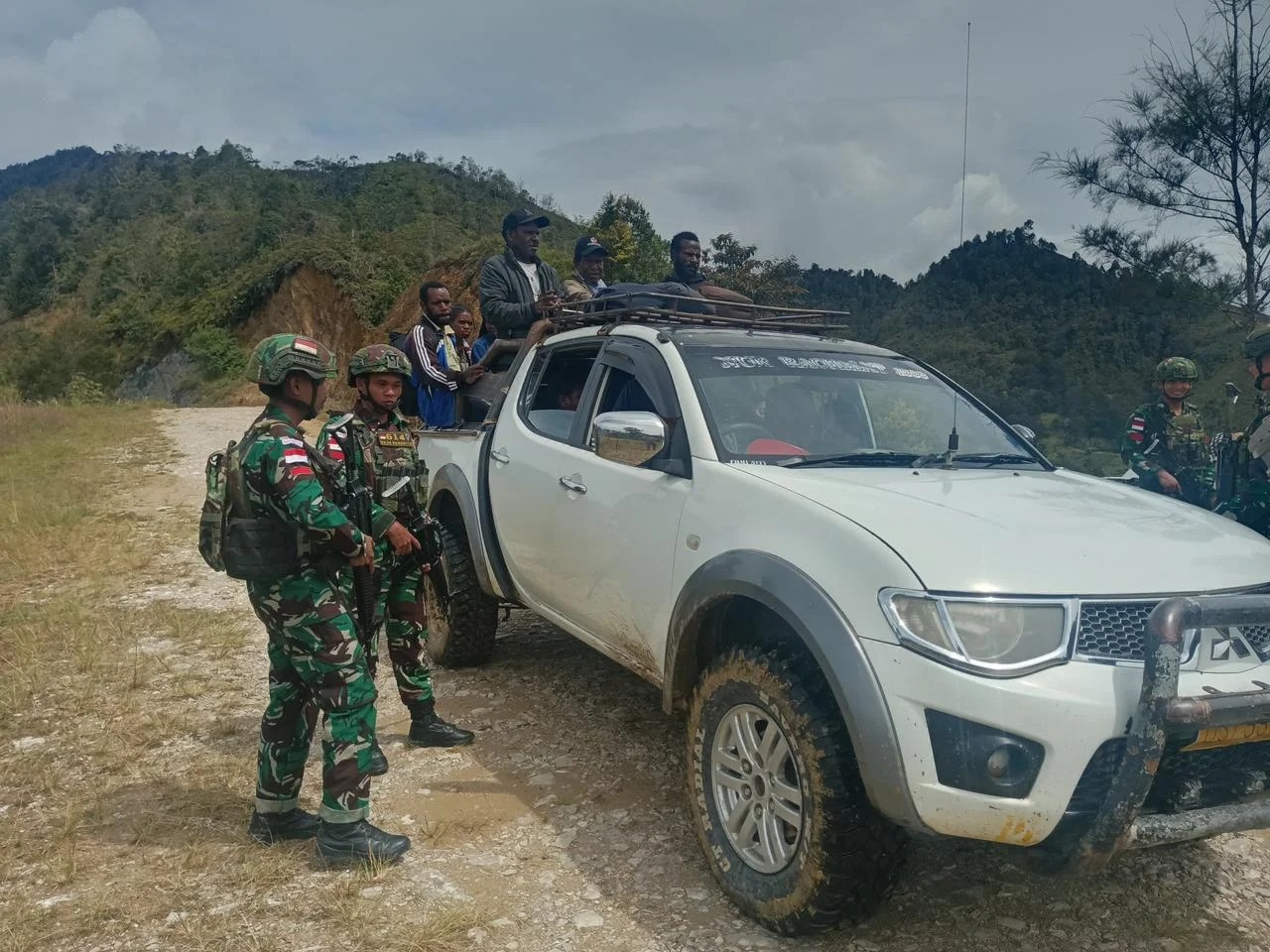 Operasi Sweeping Kendaraan Satgas Yonif 614/RJP untuk Stabilitas Keamanan