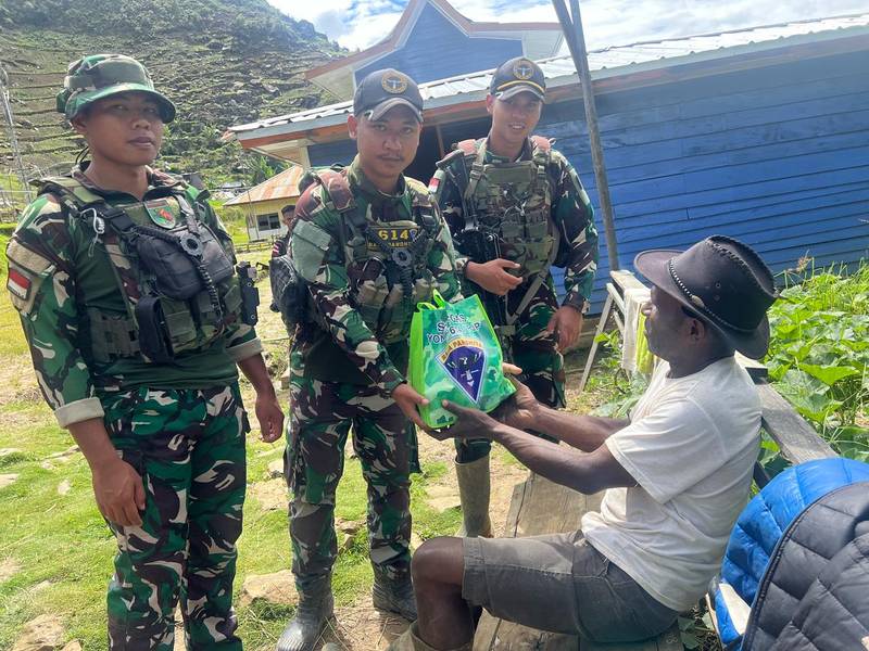 Anjangsana Satgas Yonif 614/RJP ke Rumah Kepala Desa, Wujudkan Silaturahmi