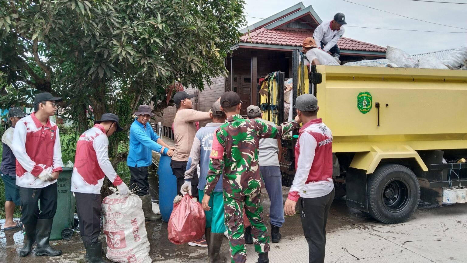 Wujudkan Lingkungan yang Bersih, Babinsa Bersama Aparatur Desa dan Warga Lakukan Gotong Royong