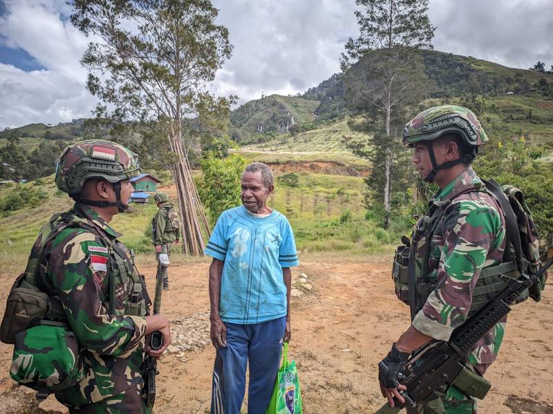 Bapak Gembala Terima Bantuan Sembako dari Satgas Yonif 614/RJP, Wujud Kepedulian TNI di Tengah Masyarakat
