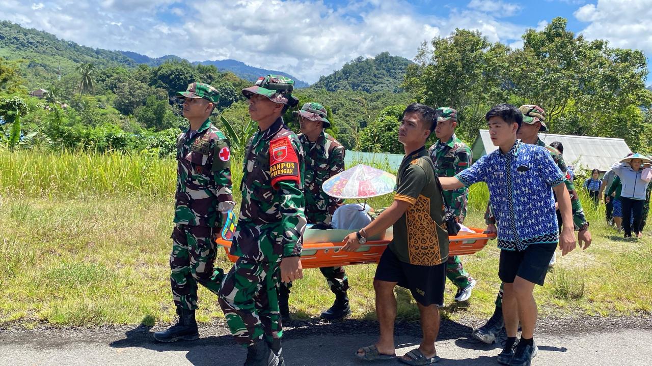 Satgas Pamtas Yonzipur 8/SMG Evakuasi Warga Sakit dari Pedalaman Malinau ke RSUD untuk Penanganan Medis