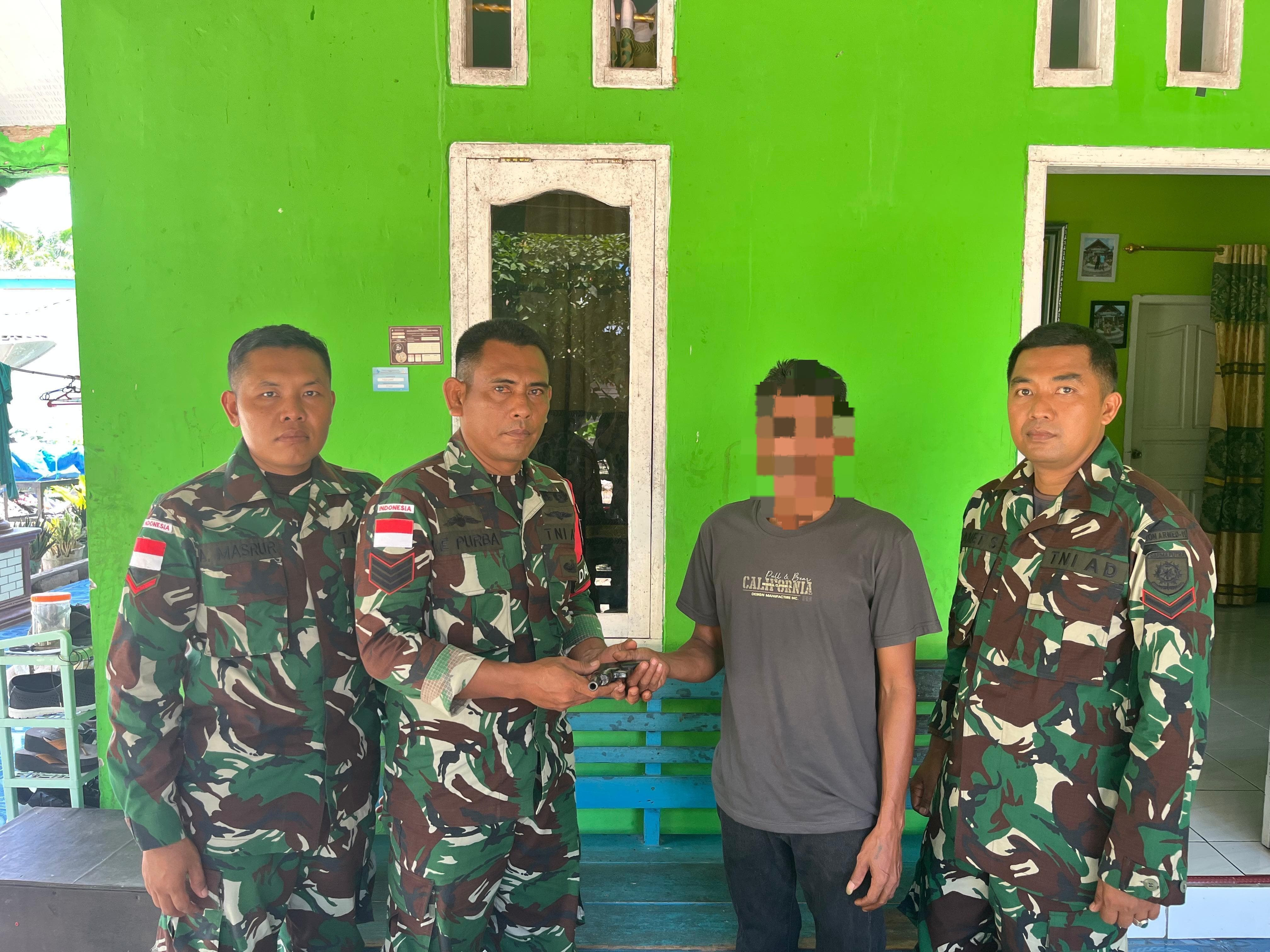 Warga Seimanggaris Serahkan Sukarela Senjata Api Rakitan kepada Satgas Pamtas RI-MLY Yonarmed 11/GG Kostrad