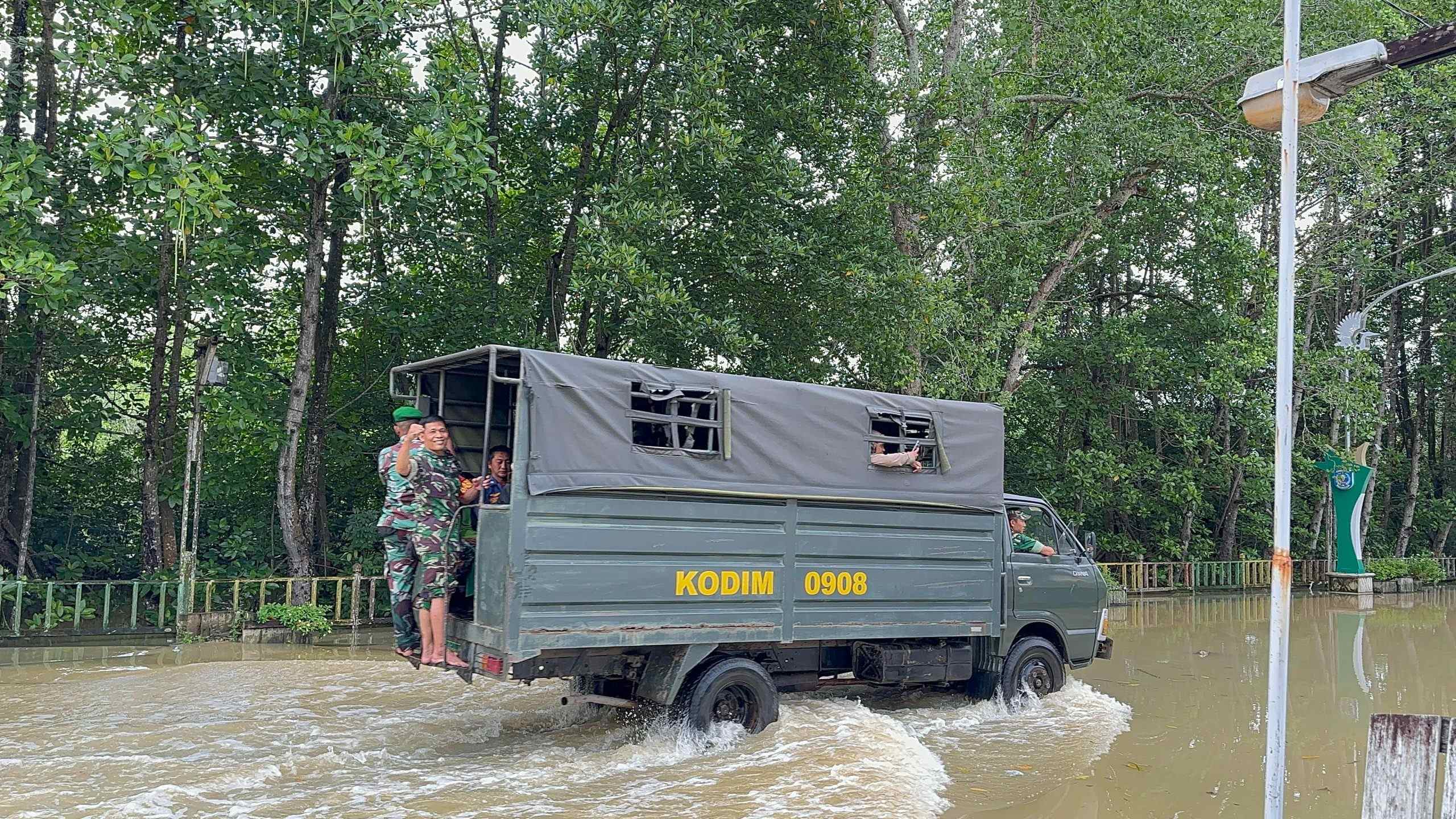 Diterjang Banjir Rob, Akses Ke Bontang Kuala Lumpuh! TNI dan Satpol-PP Turun Tangan membantu Warga dan Anak Sekolah