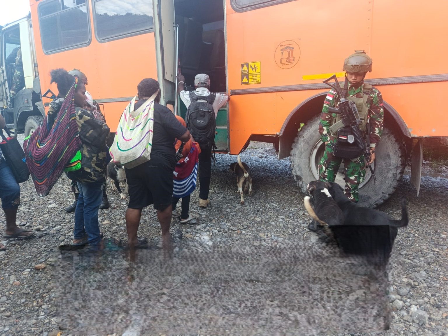 Satgas Yonif 611/Awang Long Pengawalan Bus Pengantar Aktivitas Masyarakat Desa Banti II