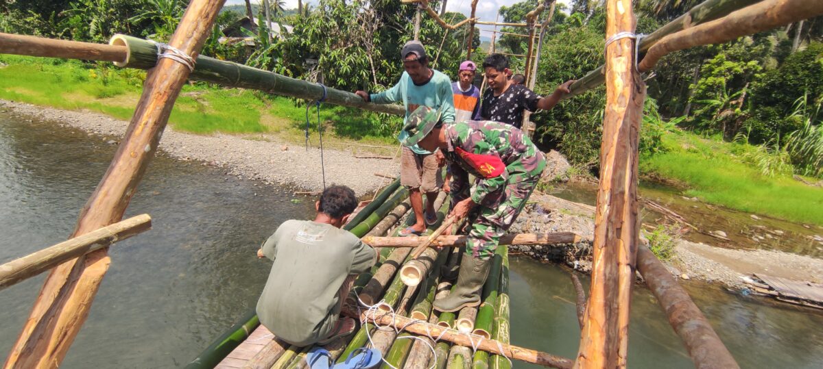 Jembatan Putus Akibat Banjir Kembali Terhubung Berkat Sinergi Babinsa dan Warga