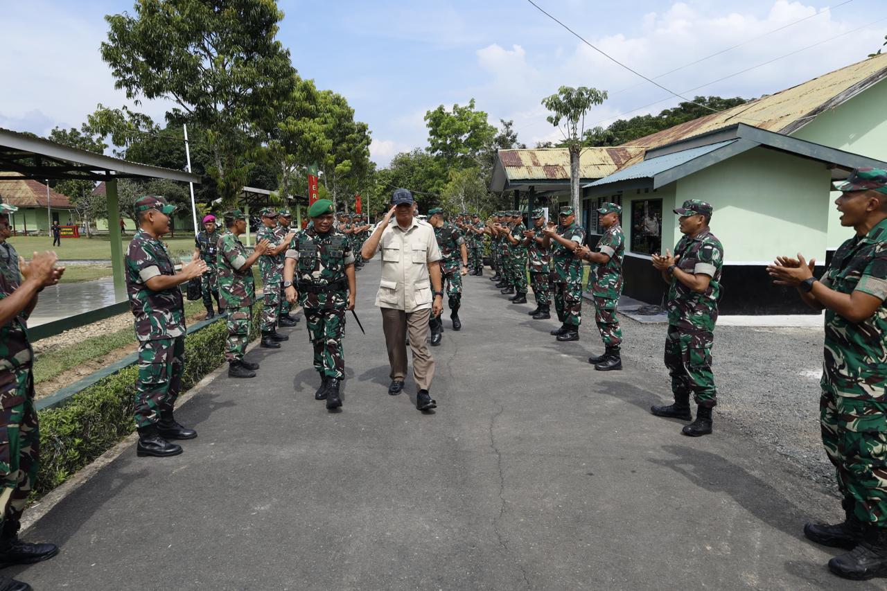 Menteri Pertahanan Tinjau Langsung Pendidikan Tamtama Infanteri di Rindam VI/Mulawarman