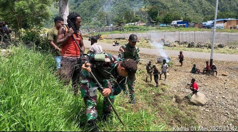 Karya Bakti Satgas Yonif 614/RJP: Membersihkan Jalan Lingkungan Bandara Kanggime