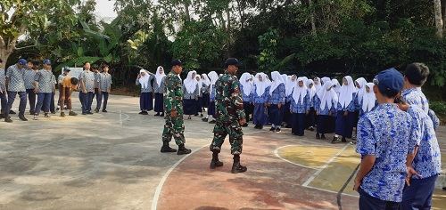 Momentum Hardiknas, Babinsa Latih PBB Bentuk Karakter Siswa SMPN 9 Barabai