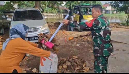 "Jumat Bersih" Babinsa Bersama Perangkat Kelurahan Laksanakan Pembersihan Di Kanan Kiri Jalan