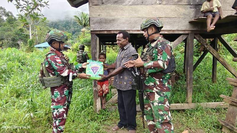 Satgas Yonif 614/RJP Pererat Hubungan dengan Masyarakat melalui Anjangsana dan Bantuan Kemanusiaan
