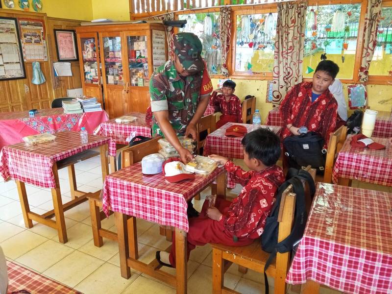 Babinsa 1010-01/Bungur Berperan Aktif dalam Distribusi Makan Sehat Bergizi, Wujudkan Kesehatan dan Kesejahteraan Siswa