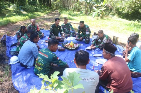 Agar Kegiatan Berjalan Lancar Potong Tumpeng Dan Doa Bersama Awali Pra TMMD Ke-124 Kodim 1009/Tanah Laut