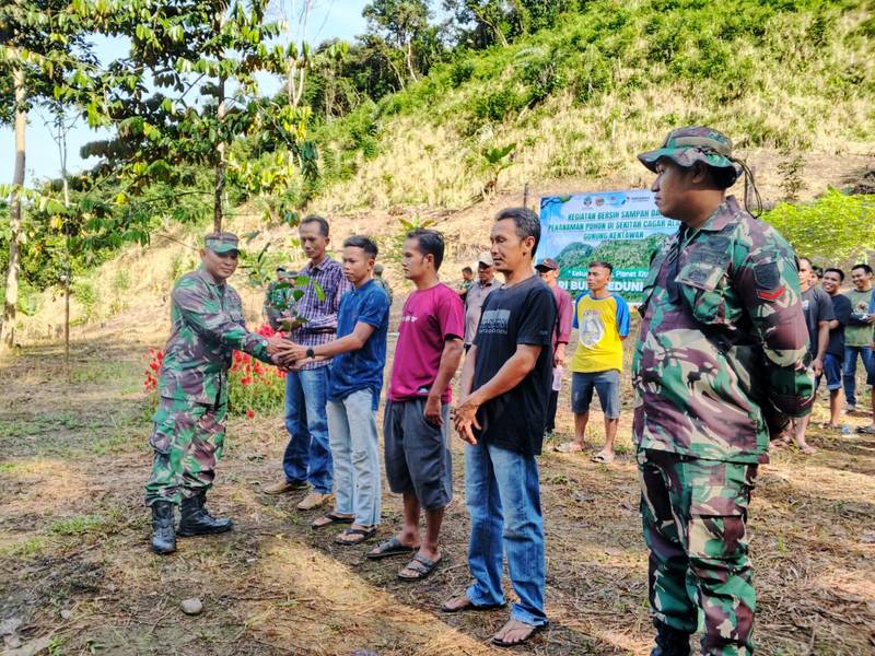 Kodim 1003/HSS Berikan Kontribusi Positif dalam Kegiatan Aksi Bersih Bersih Sampah dan Penanaman Pohon