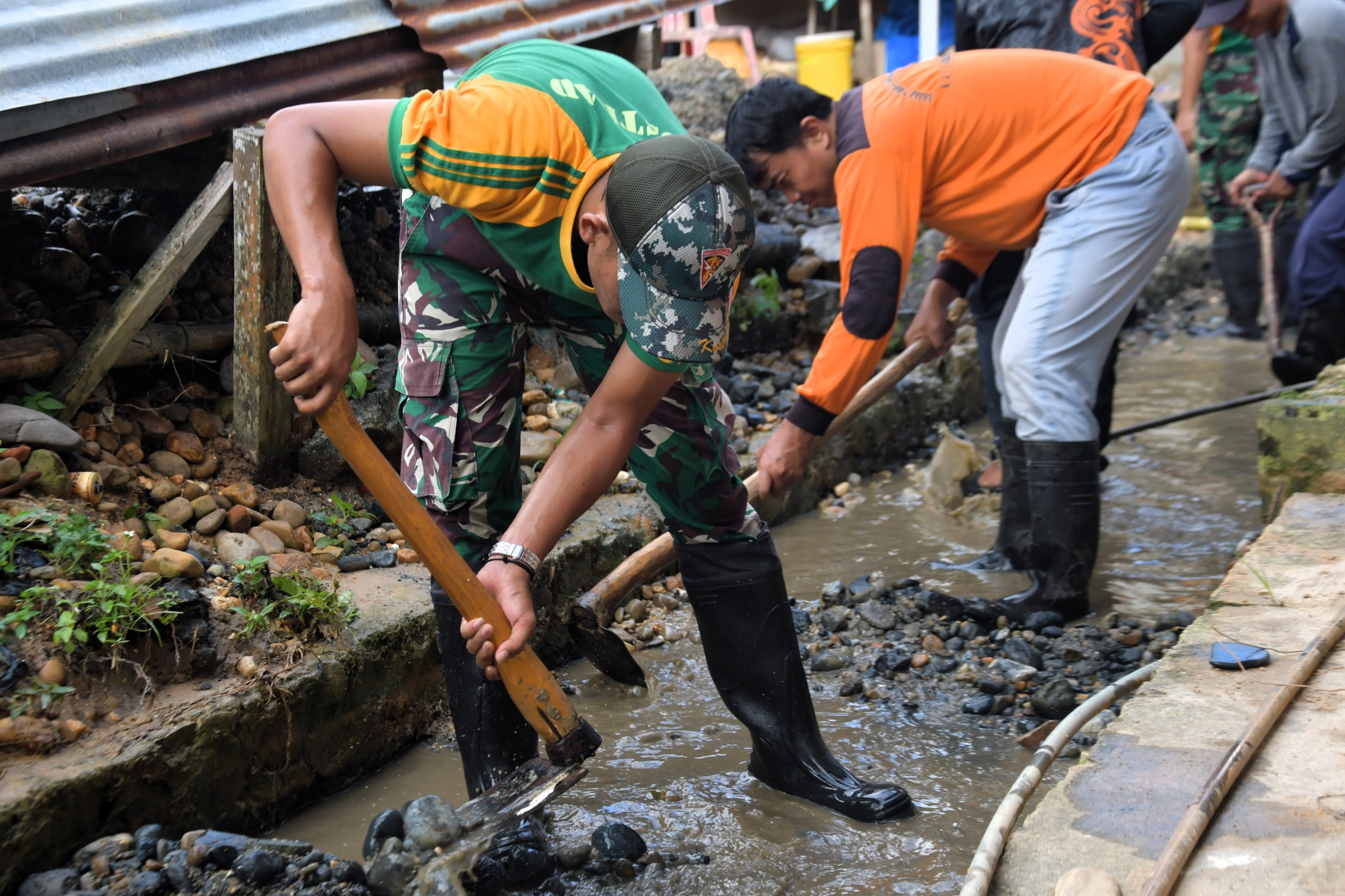 TNI Manunggal dengan Rakyat, Satgas Pamtas Yonarmed 11 Kostrad Bersama Warga Bersihkan Saluran Air di Nunukan