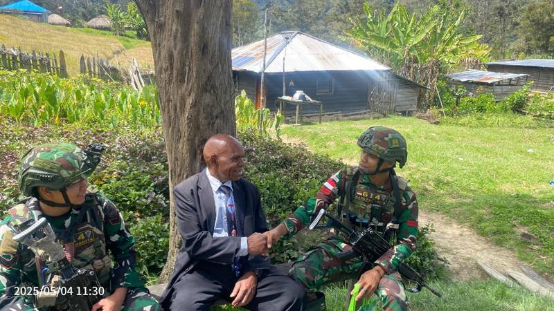 Tokoh Agama Kampung Tima Terima Bantuan Sembako dari Satgas Yonif 614/RJP