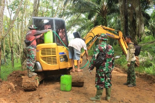 Alat Berat Didatangkan Bantu Pengerjaan Sasaran Utama Pengerasan Jalan TMMD Ke-124 Kodim 1009/Tanah Laut