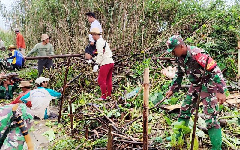 Meningkatkan Kesadaran Lingkungan, Babinsa Koramil 1003-06/Simpur Lakukan Aksi Pembersihan Aliran Sungai