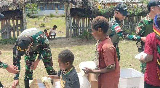 Satgas Yonif 614/RJP Bagikan Makanan Bergizi kepada Warga Kampung Lowanom