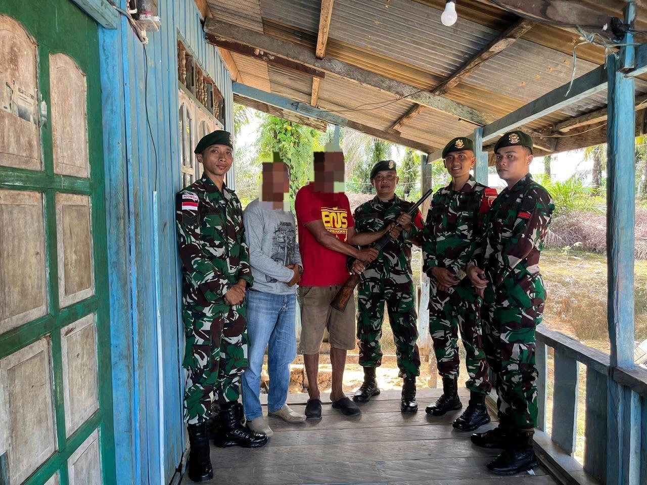 Warga Serahkan Senjata Api Rakitan Secara Sukarela kepada Satgas Pamtas RI-Mly Yonarmed 11/GG Kostrad