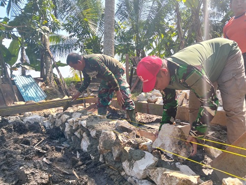 Sehari Dirobohkan, Rumah Janda Di Haruyan Dibangun Kembali Oleh Satgas TMMD